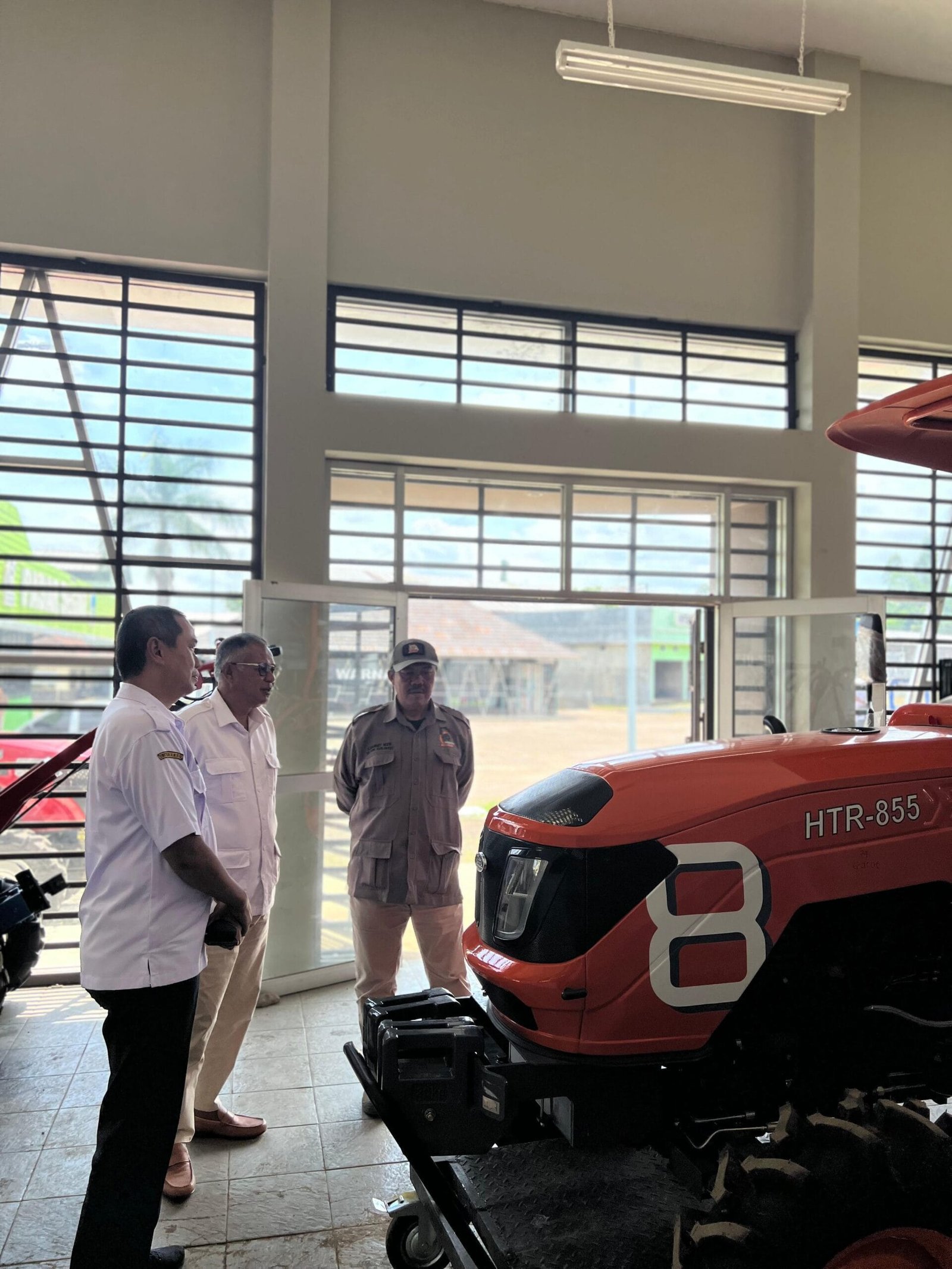 Kelompok tani binaan menerima bantuan alsintan dari Kementerian Pertanian di Kabupaten Garut.