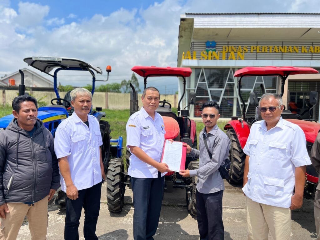 Dede Kusdinar menyerahkan bantuan alat dan mesin pertanian kepada kelompok tani di Kabupaten Garut.