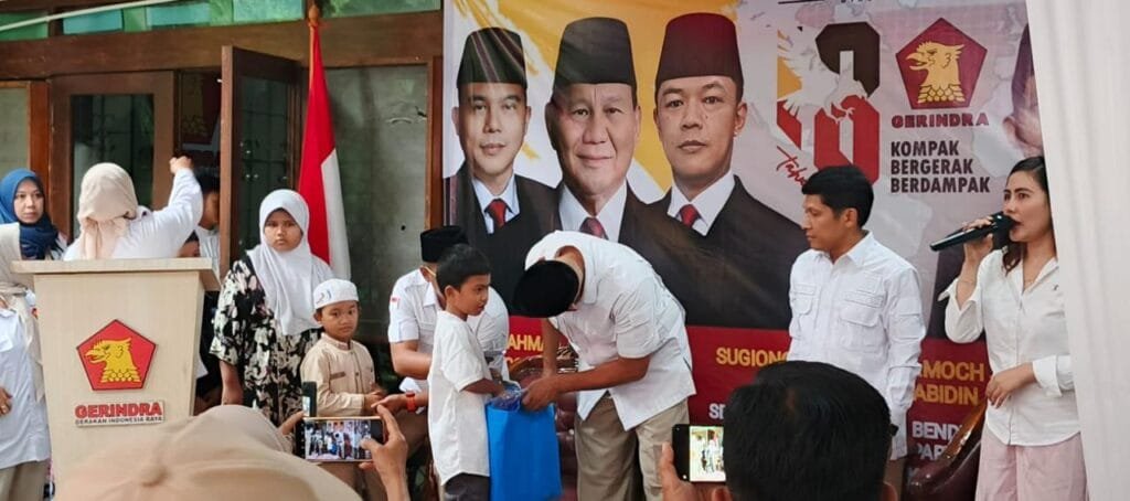 Penyaluran santunan anak yatim pada HUT Gerindra ke-18 Kota Bogor.