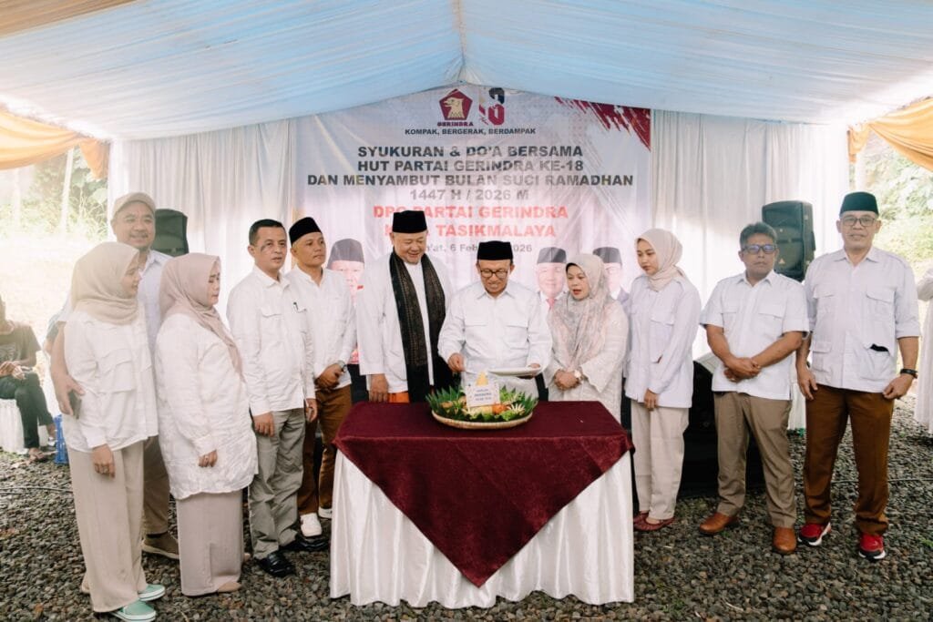Suasana doa bersama dalam rangka HUT ke-18 Gerindra Kota Tasikmalaya.