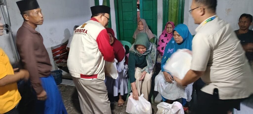 Aslim penyerahan santunan kepada lansia saat HUT Gerindra ke-18