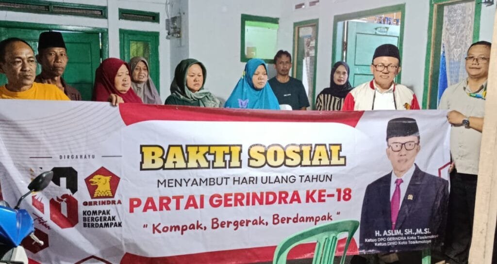 Aslim mengunjungi lansia dalam rangka HUT ke-18.