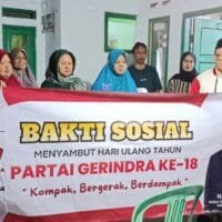 Aslim mengunjungi lansia dalam rangka HUT ke-18.