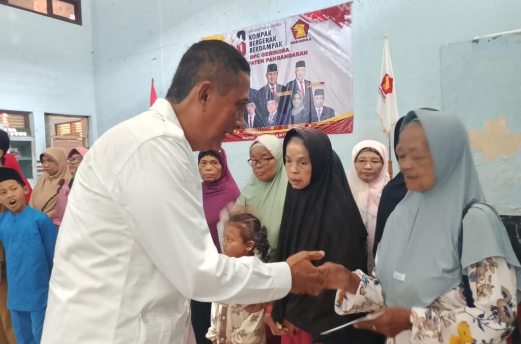 Santunan Anak Yatim DPC Gerindra Pangandaran dalam rangka HUT ke-18 Gerindra di Tugu Cijulang