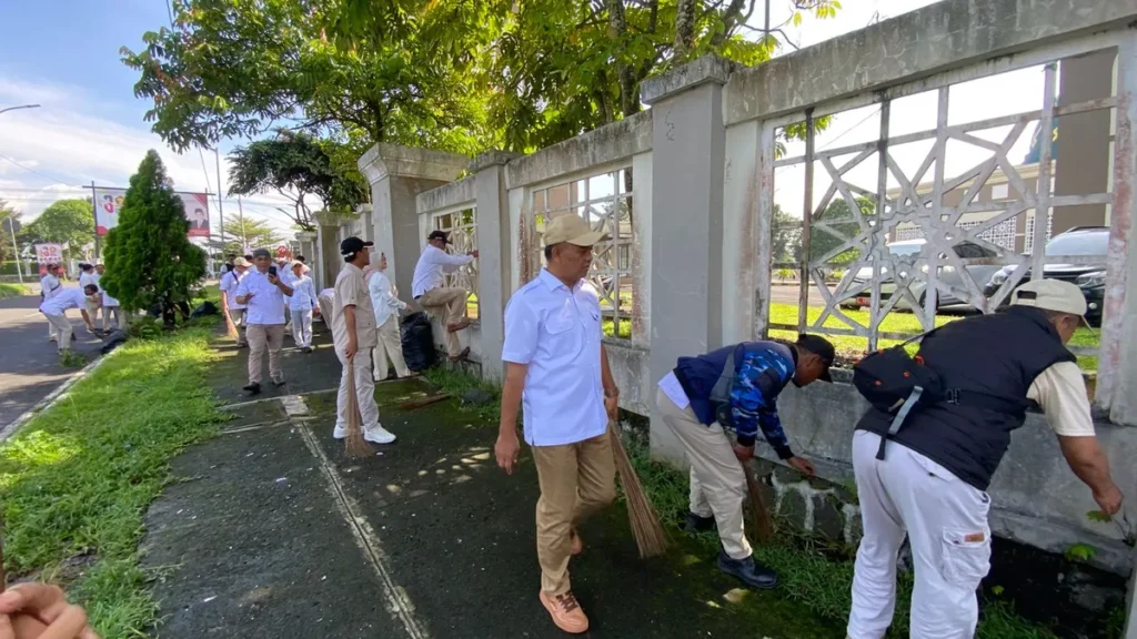 Kader Gerindra Tasikmalaya membersihkan area masjid dalam rangka HUT ke-18.