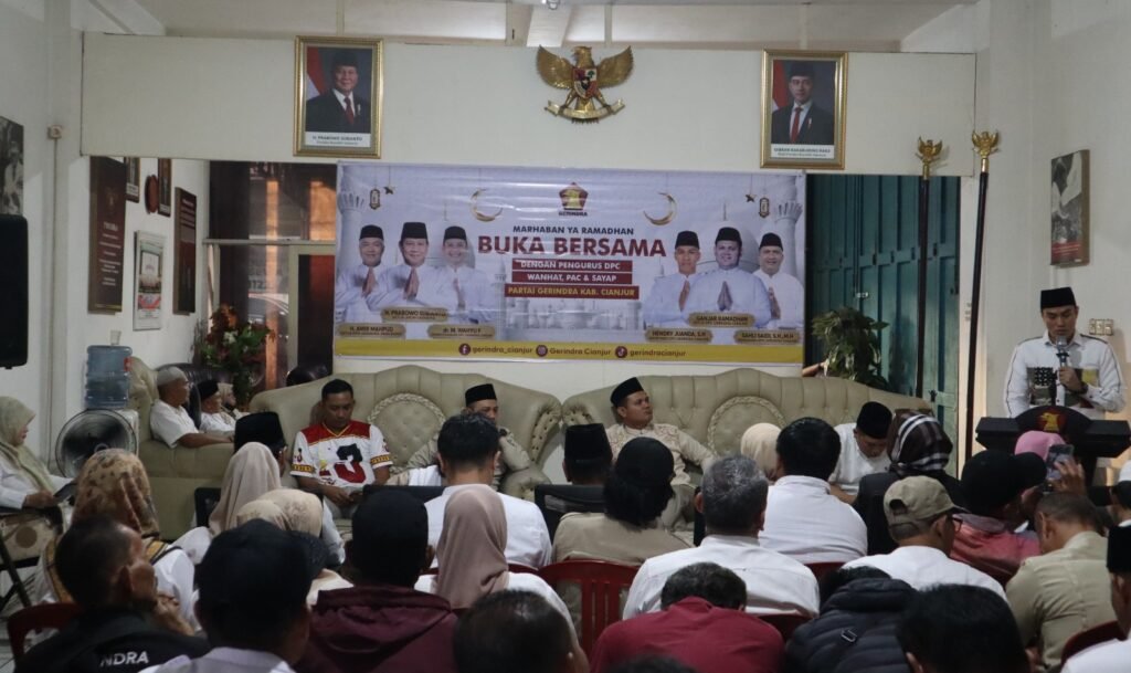 Abdul Karim bersama kader Gerindra Cianjur dalam kegiatan sosial