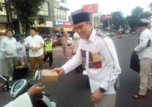 Abdul Karim dalam kegiatan pembagian takjil DPC Gerindra Cianjur