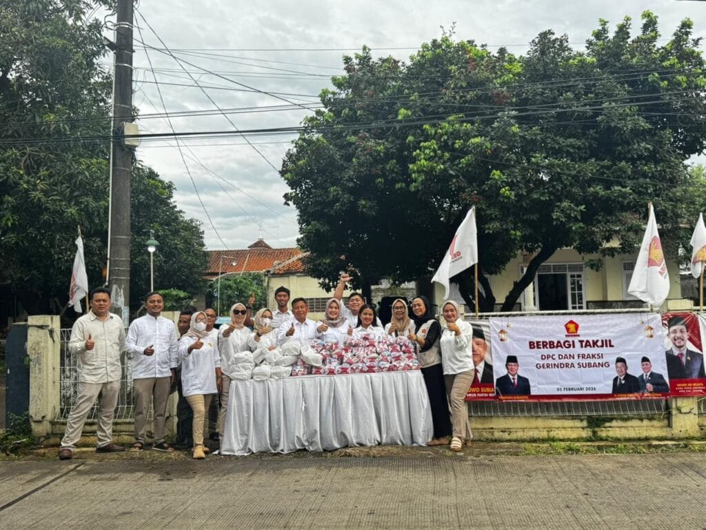 Kader Gerindra Subang membagikan paket takjil kepada pengendara dan masyarakat di depan kantor DPC Gerindra