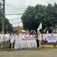Kader Gerindra Subang membagikan paket takjil kepada pengendara dan masyarakat di depan kantor DPC Gerindra