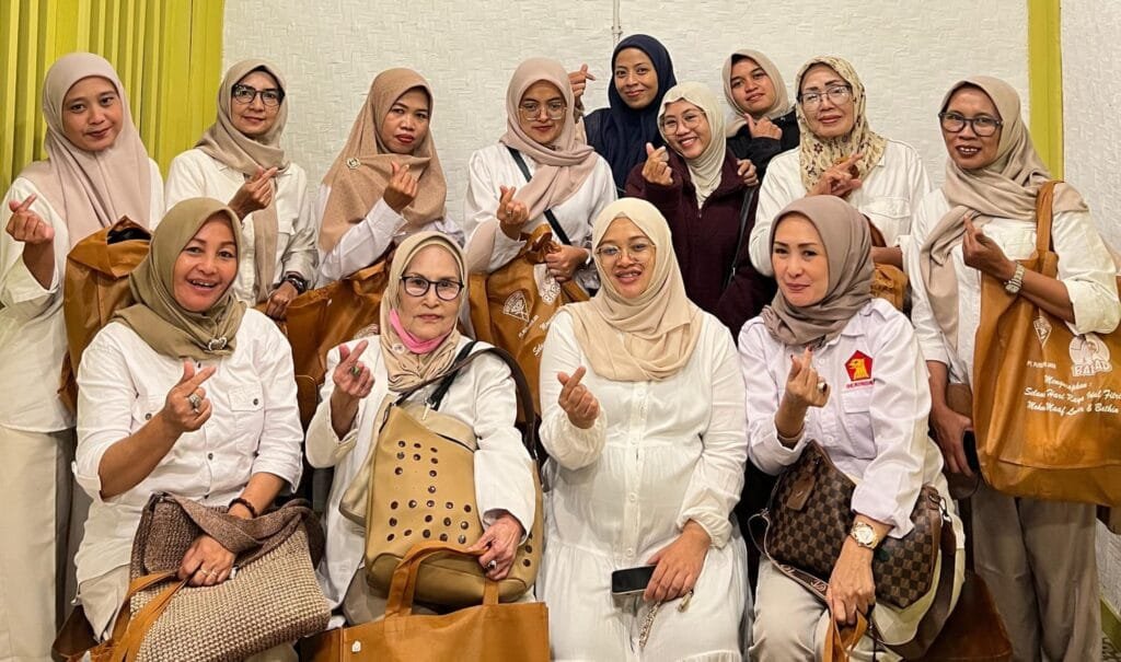 PIRA Garut membagikan takjil kepada masyarakat