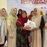 PIRA Majalengka menyalurkan bantuan sembako kepada para lansia di kantor DPC Gerindra Majalengka