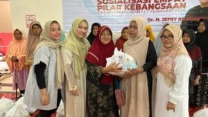 PIRA Majalengka menyalurkan bantuan sembako kepada para lansia di kantor DPC Gerindra Majalengka