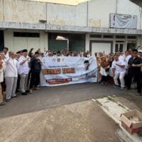 Kegiatan pembagian 600 takjil oleh Fitrah Malik di Cirebon