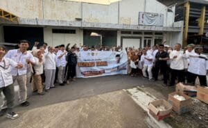 Kegiatan pembagian 600 takjil oleh Fitrah Malik di Cirebon