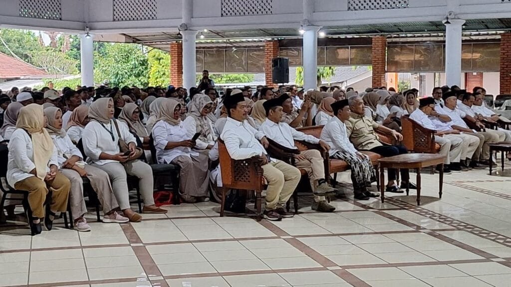 Amir Mahpud menyerahkan paket Lebaran kepada pengurus DPC, PAC, dan ranting Gerindra di Tasikmalaya