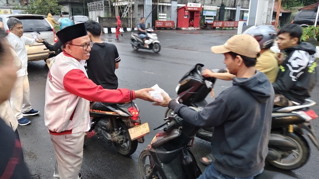 Anggota DPRD Gerindra Kota Tasikmalaya membagikan paket takjil kepada masyarakat