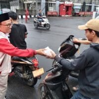 Anggota DPRD Gerindra Kota Tasikmalaya membagikan paket takjil kepada masyarakat