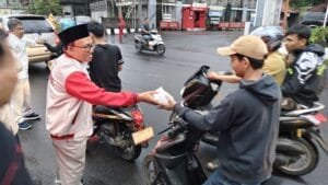 Anggota DPRD Gerindra Kota Tasikmalaya membagikan paket takjil kepada masyarakat