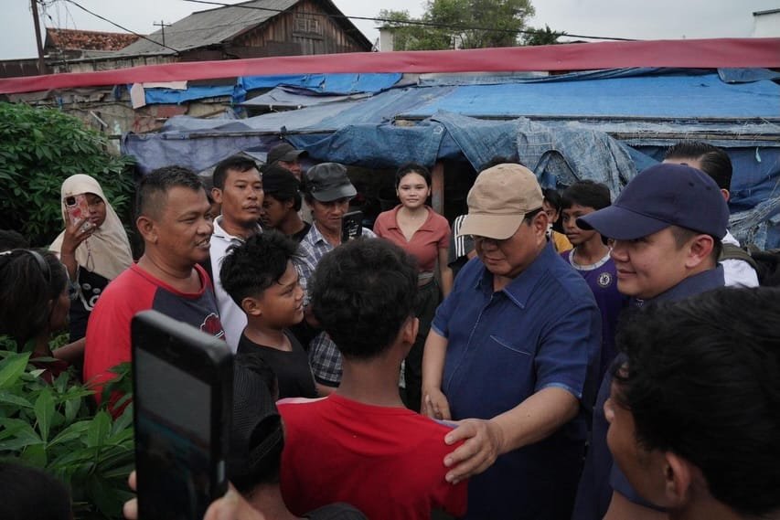 Warga Senen berkerumun menyambut kedatangan Presiden