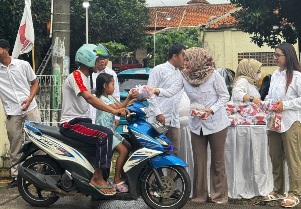 Masyarakat dan pengendara menerima paket takjil dari kader Gerindra Subang di Jalan Ki Hajar Dewantara