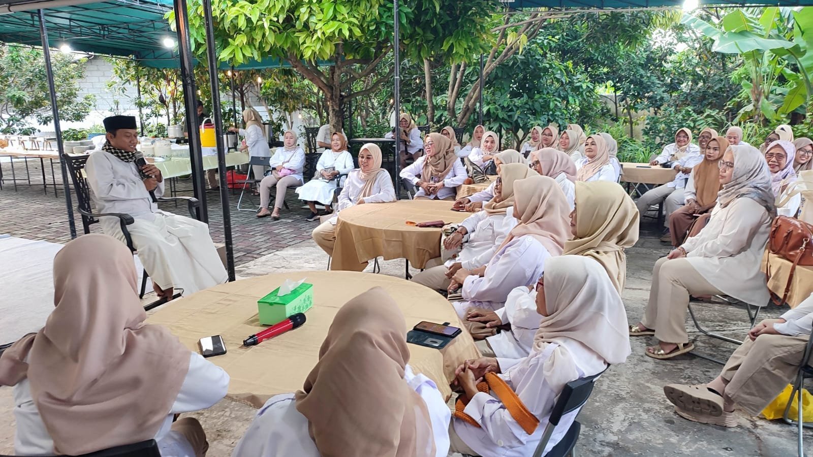 Ketua PIRA Kota Bekasi Athea Sarastiani saat penyerahan tali asih