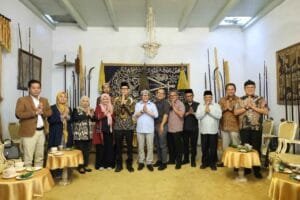 Buky Wibawa saat kunjungan kerja di Kota Cirebon