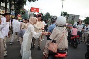 Pembagian takjil oleh DPC Gerindra Cianjur di Jalan KH Abdullah bin Nuh