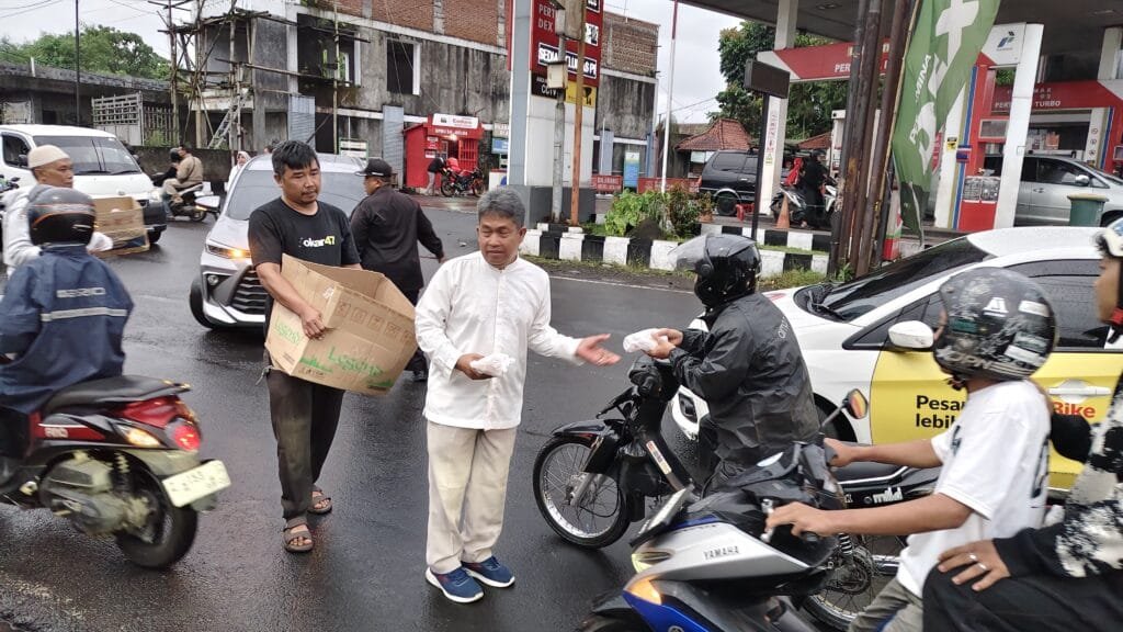 Kegiatan pembagian 600 paket takjil oleh kader Gerindra Kota Tasikmalaya kepada pengguna jalan
