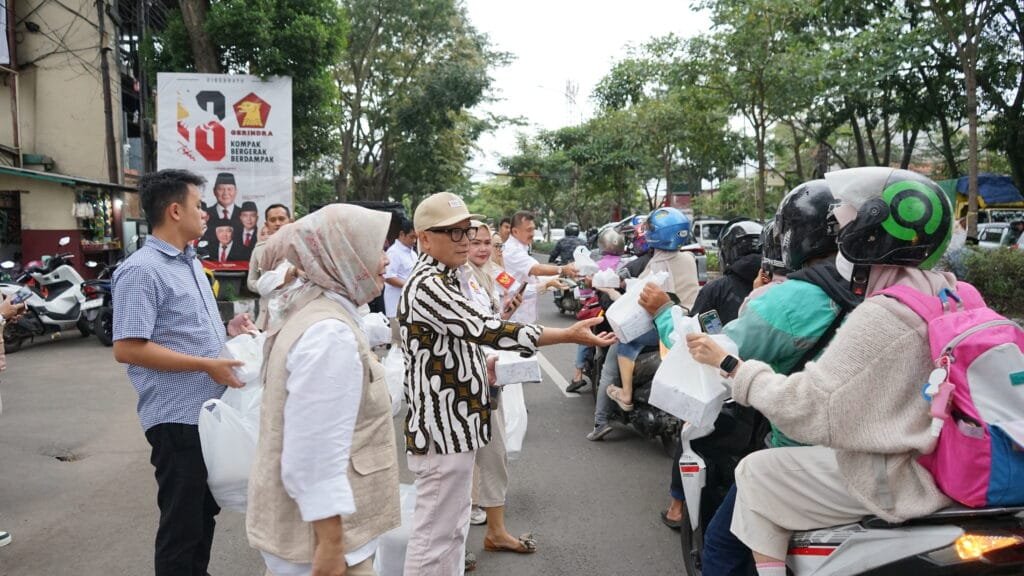 Suasana berbagi takjil buka puasa bersama pengurus dan kader Gerindra Jabar