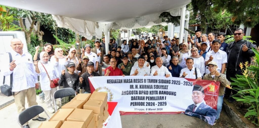 Kurnia Solihat berdialog dengan tokoh masyarakat dan warga dalam kegiatan reses di Cibeunying Kaler BandungKalau nanti lanjut artikel beriku