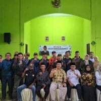 Usman Kusmana berdialog dengan Kepala Desa Bojonggaok saat kegiatan reses