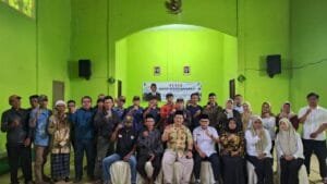 Usman Kusmana berdialog dengan Kepala Desa Bojonggaok saat kegiatan reses