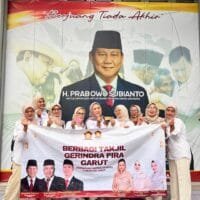 Dila Nurul Fadilah saat membagikan takjil bersama PIRA Garut