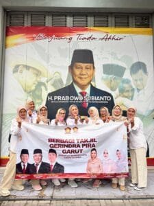 Dila Nurul Fadilah saat membagikan takjil bersama PIRA Garut