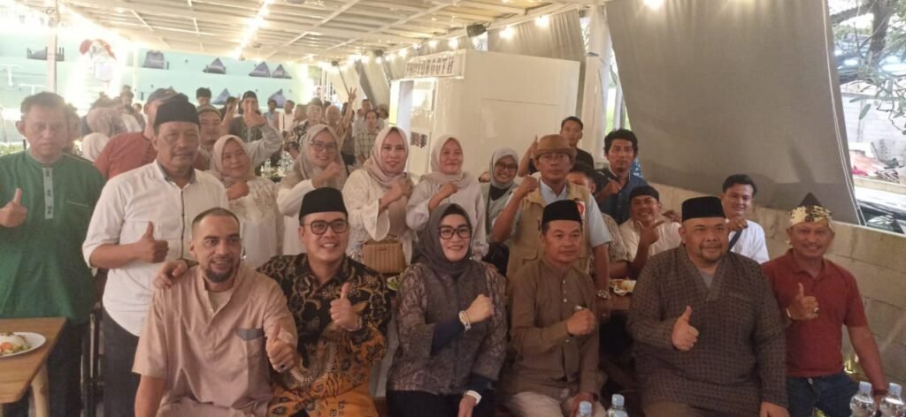 Pengurus DPC, PAC, dan anggota DPRD Fraksi Gerindra Bekasi saat kegiatan buka puasa bersama