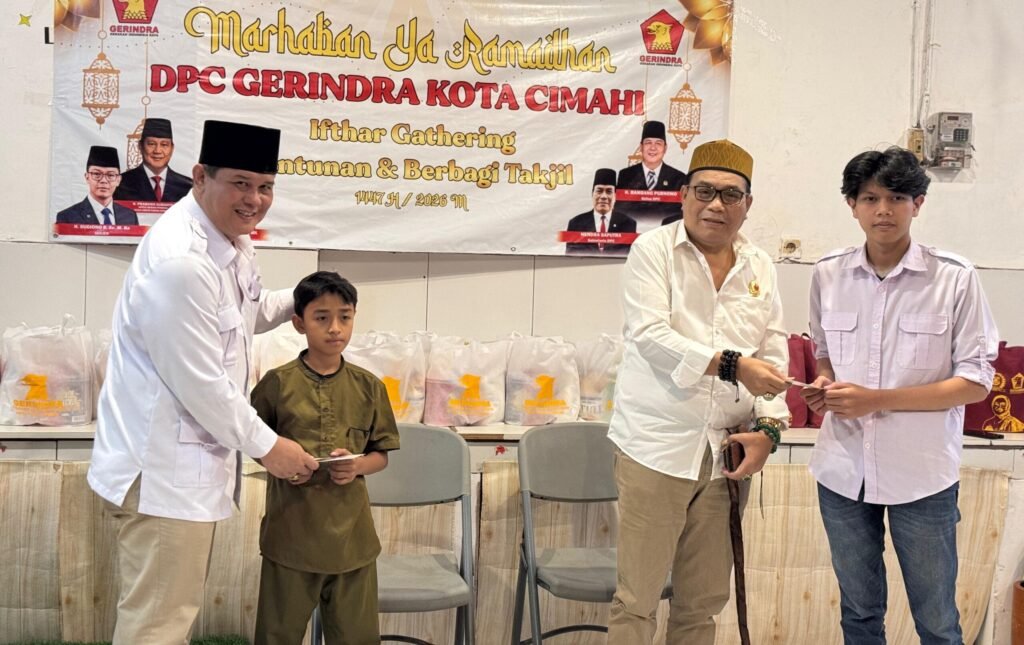 Kader Gerindra Cimahi memberikan santunan kepada anak yatim