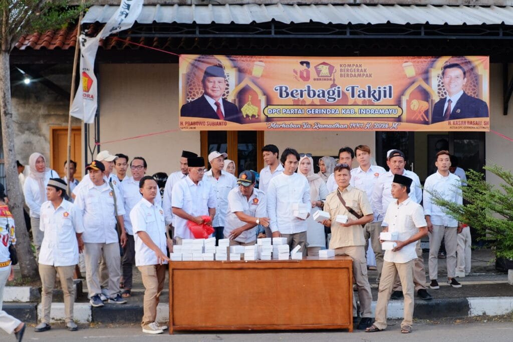 Kegiatan Gerindra Indramayu bagi takjil kepada masyarakat di depan kantor DPC Gerindra Indramayu