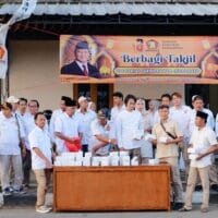 Kegiatan Gerindra Indramayu bagi takjil kepada masyarakat di depan kantor DPC Gerindra Indramayu