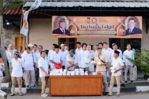 Kegiatan Gerindra Indramayu bagi takjil kepada masyarakat di depan kantor DPC Gerindra Indramayu
