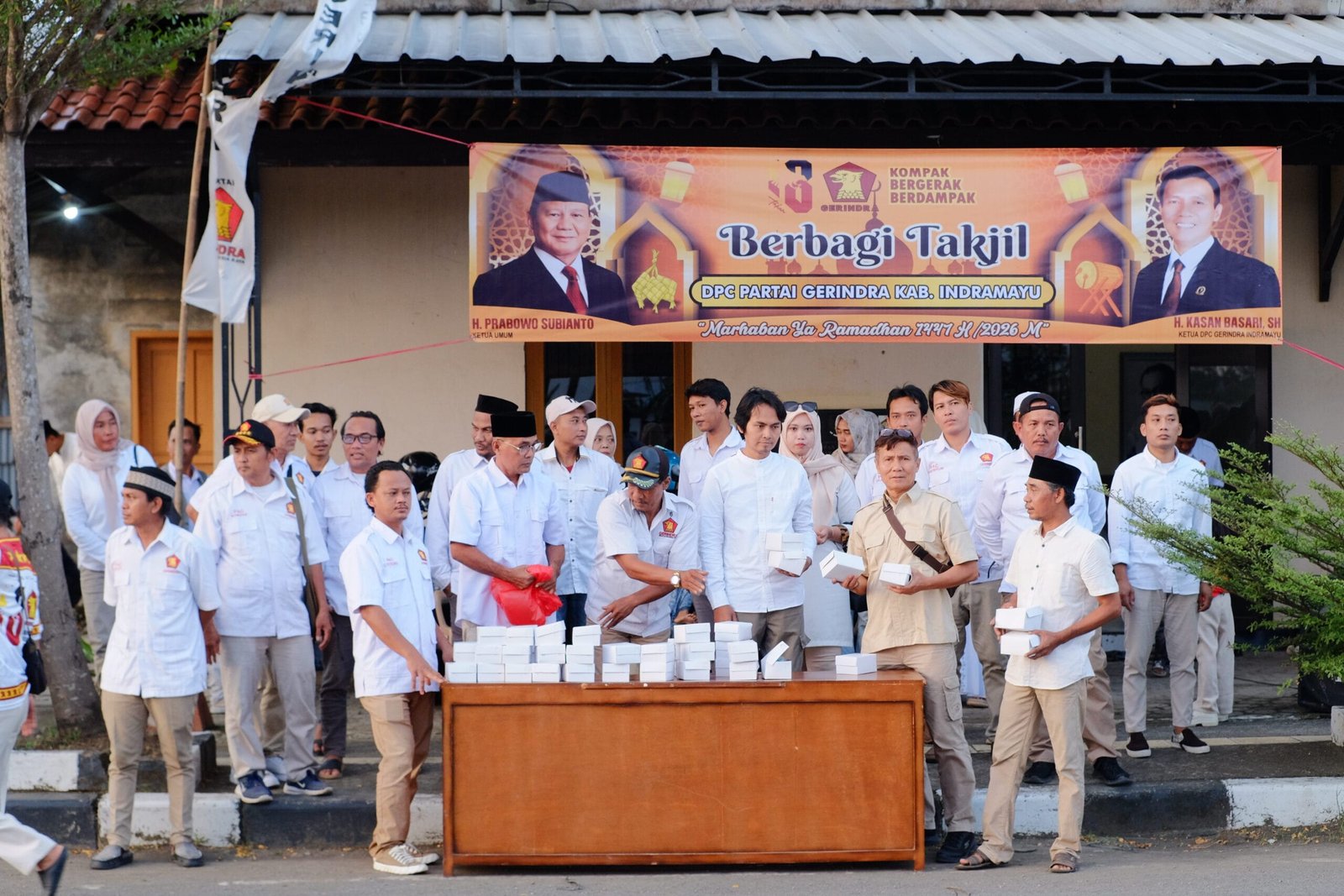 Gerindra Indramayu Bagi Takjil dan Buka Bersama Pengurus DPC dan PAC