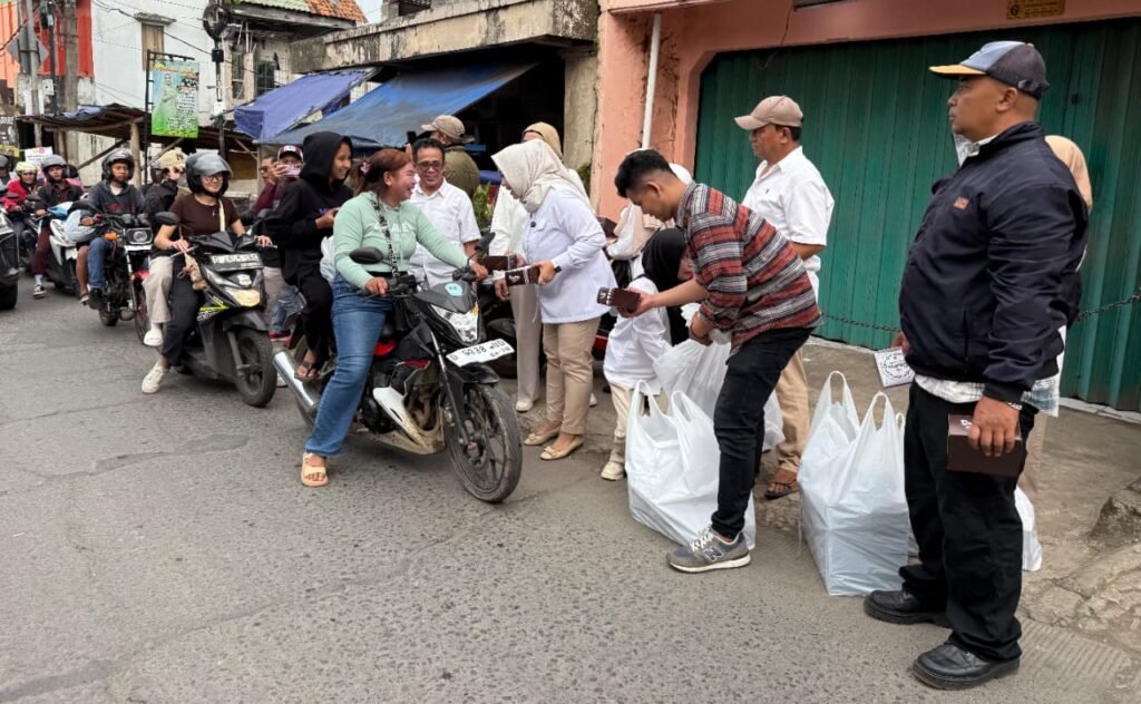 Kader Gerindra KBB membagikan takjil kepada masyarakat di Jalan G.A. Manulang Bandung Barat