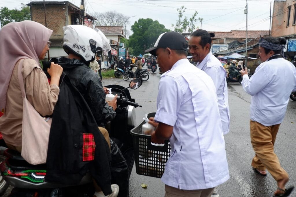 Kader Gerindra Kabupaten Bandung membagikan takjil kepada masyarakat di Banjaran