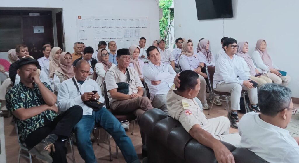 Kader Gerindra Kota Bogor mengikuti kegiatan buka puasa bersama Ramadan di sekretariat DPC
