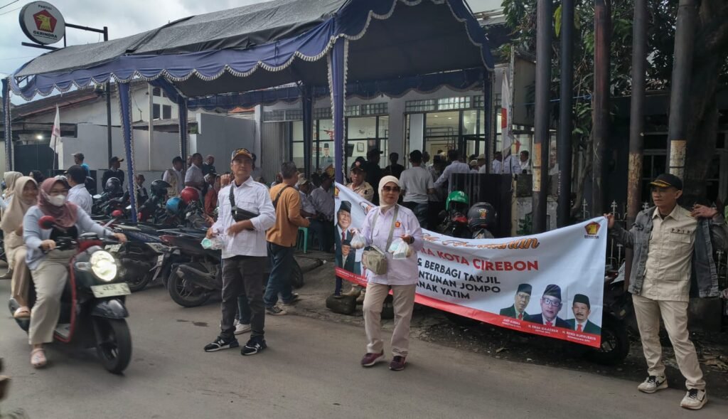 Pengurus dan kader Gerindra Kota Cirebon membagikan takjil kepada masyarakat menjelang waktu berbuka puasa