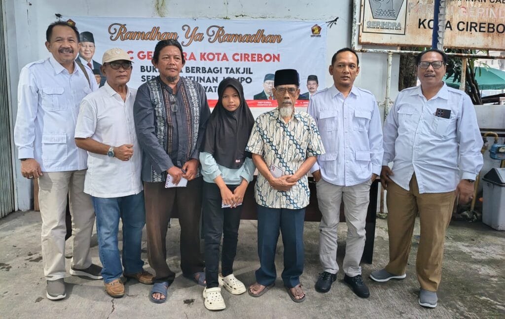 Gerindra Kota Cirebon menyerahkan santunan kepada anak yatim dan kaum jompo
