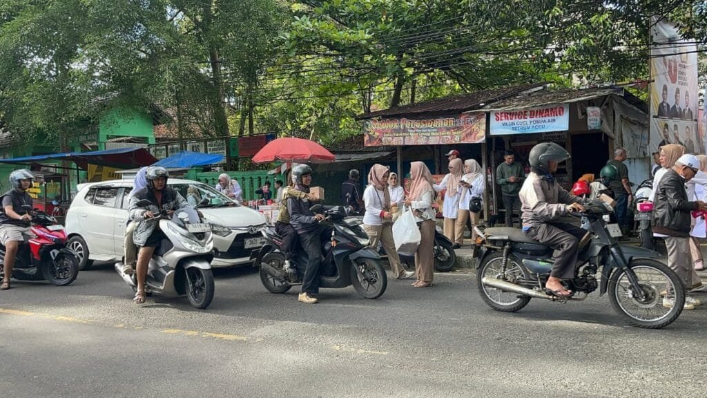 Kader Gerindra Sukabumi membagikan takjil kepada masyarakat pada kegiatan Ramadan