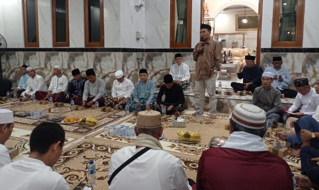H. Turiman bersama masyarakat dalam kegiatan silaturahmi di Kecamatan Sukmajaya Depok