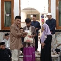 H. Turiman memberikan santunan kepada anak yatim dalam kegiatan sosial di Sukmajaya Foto 3