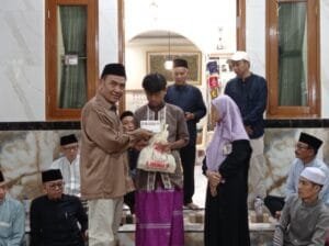 H. Turiman memberikan santunan kepada anak yatim dalam kegiatan sosial di Sukmajaya Foto 3