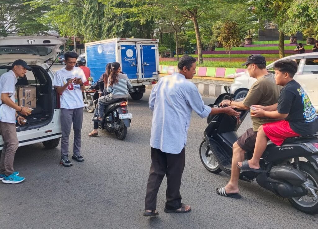 Kader Gerindra Ciamis membagikan takjil kepada pengguna jalan di sekitar Terminal Bus Ciamis